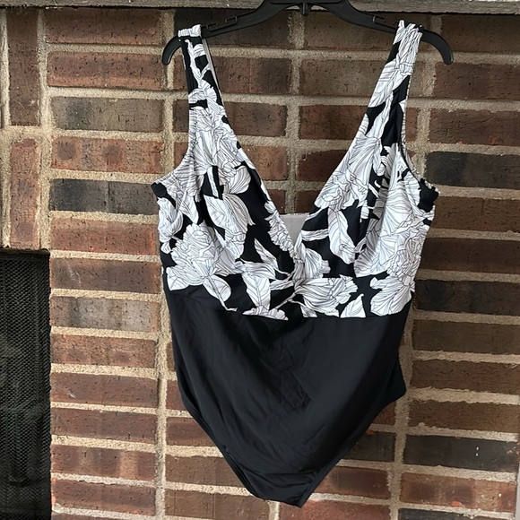 NWT Women’s Plus Size FRESHWATER One Piece Swimsuit, Black/White, 2X (20-22) - Picture 1 of 10